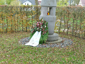 Allerseelen mit Segnung der Gräber auf dem Friedhof in Naumburg (© Karl-Franz Thiede)